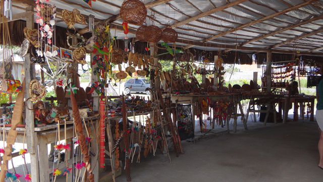 Aldeia indígena no caminho para Coroa Alta - artesanato.
