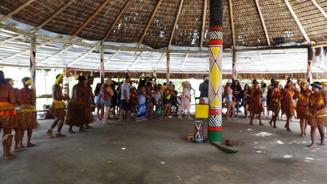 Aldeia indígena no caminho para Coroa Alta - dança.