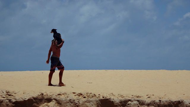 Rapaz carregando seu amigo para atravessar o Rio do Trancoso,