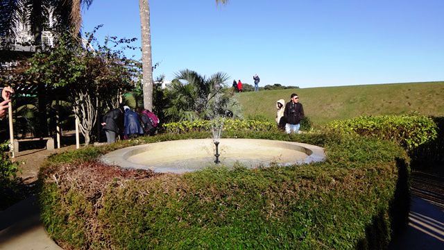 A água desta fonte estava congelando ao tocar na borda e nas plantas.