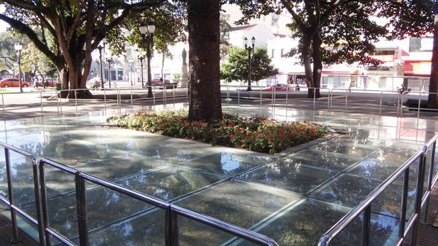 Piso de vidro na Praça Tiradentes.