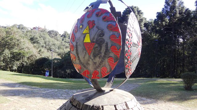 Monumento em forma de pêssankas, no Memorial Ucraniano.