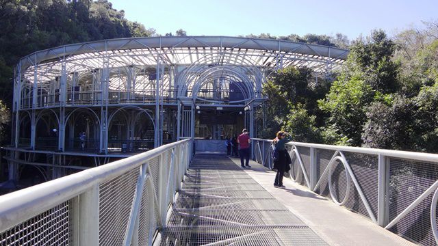 Ponte metálica que conecta a portaria a Ópera de Arame.