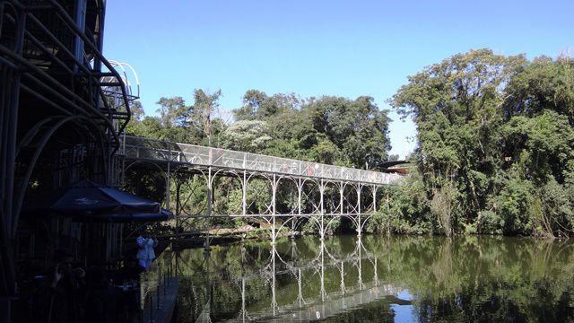 Ponte metálica que conecta a portaria a Ópera de Arame.