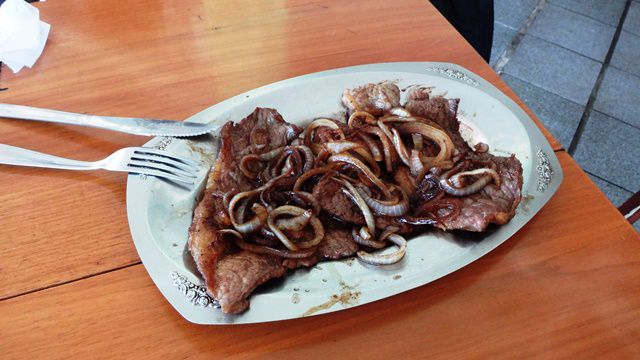 Bife acebolado frito na hora.