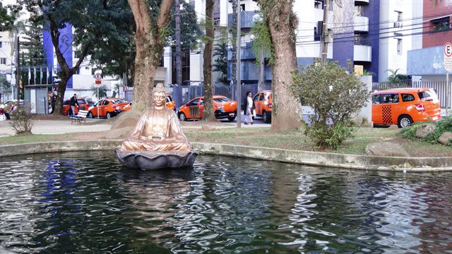 Praça do Japão - escultura de Buda.