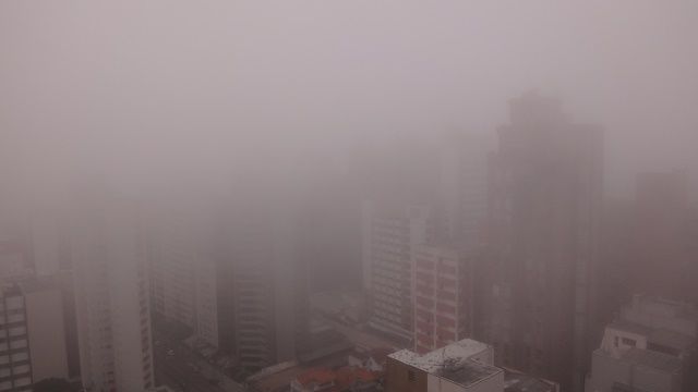 Neblina cobrindo a capital paranaense.