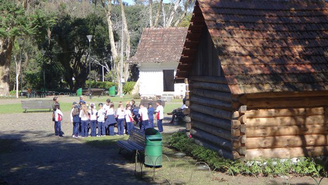 Bosque do Papa. Alunos em atividade com os professores.