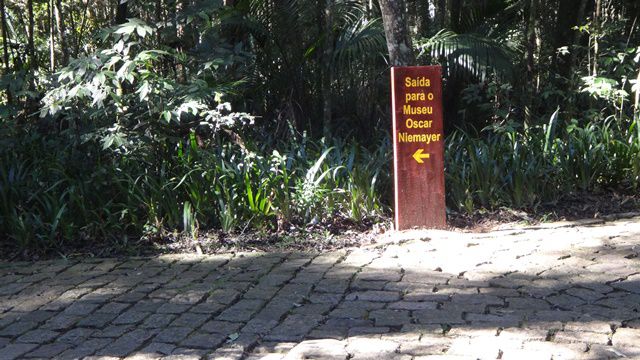 Do Bosque do Papa há um caminho até o Museu Oscar Niemeyer.