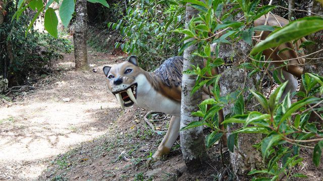 Jardim dos Pinhais Eco Parque - representação dos animais pré-históricos