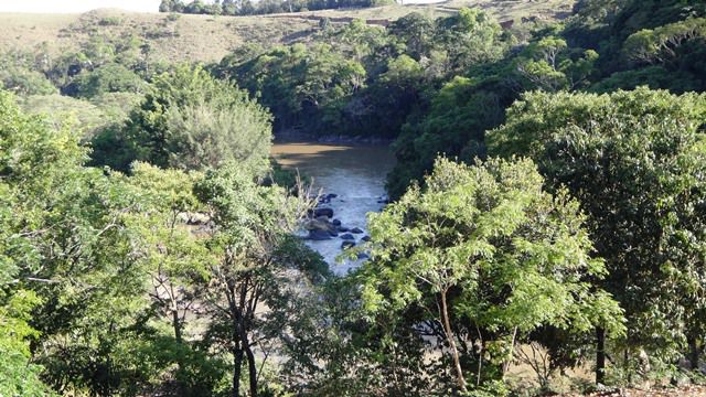 Rio do Peixe, que passa atrás do hotel