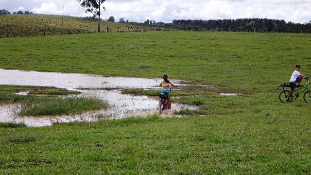 Crianças brincando na lama