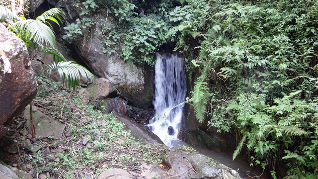 Cachoeira menor no meio do caminho.