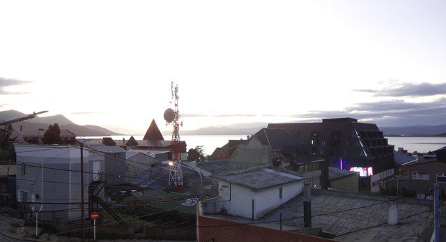 Amanhecer em Ushuaia. Vista do canal Beagle