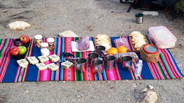 Lanche de trilha, servido pela guia