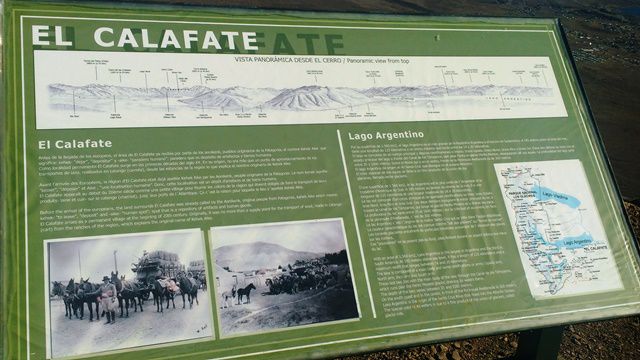 Placa informativa sobre El Calafate e o Lago Argentino