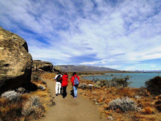 Caminhando à margem do Lago Argentino