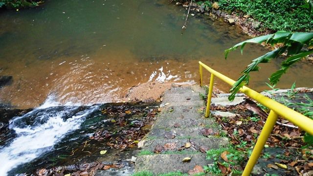 Escada para acesso a cachoeira