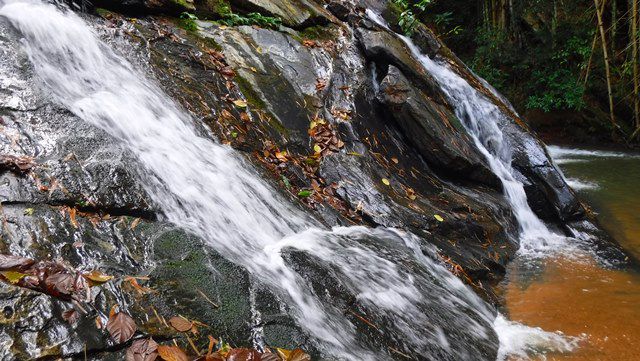 Cachoeira dentro da propriedade da pousada