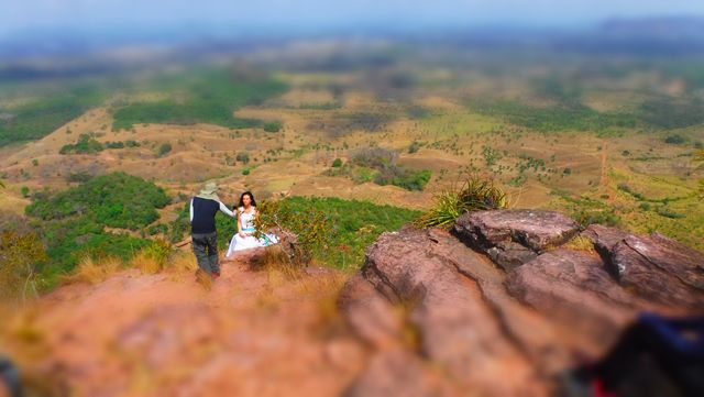 Essa moça era estrangeira e estava fazendo um tipo de celebração no Morro do Chapéu