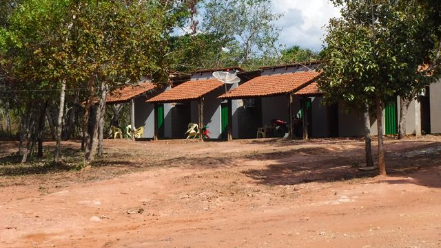 Existem alguns chalés na Cachoeira do Dodô