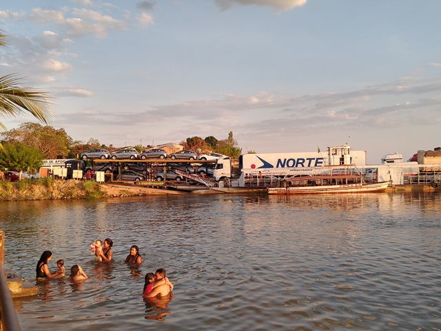 Os locais aproveitam para se refrescar no Rio Tocantins