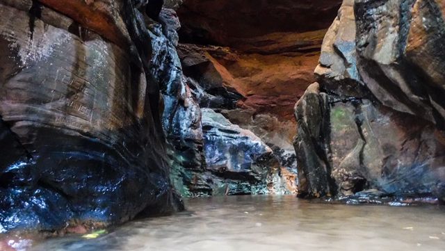 Caverna que antecede a cachoeira