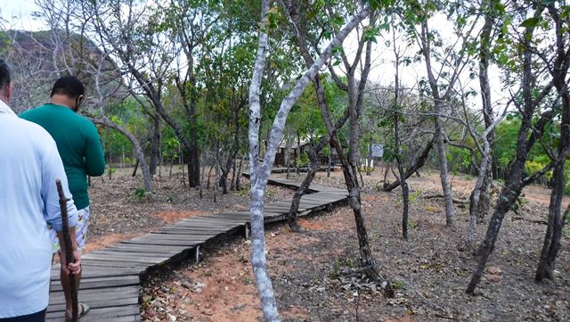 Pedra Caída - trilha para a Cachoeira do Santuário