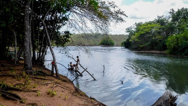 Crianças brincando no rio - Chapada das Mesas