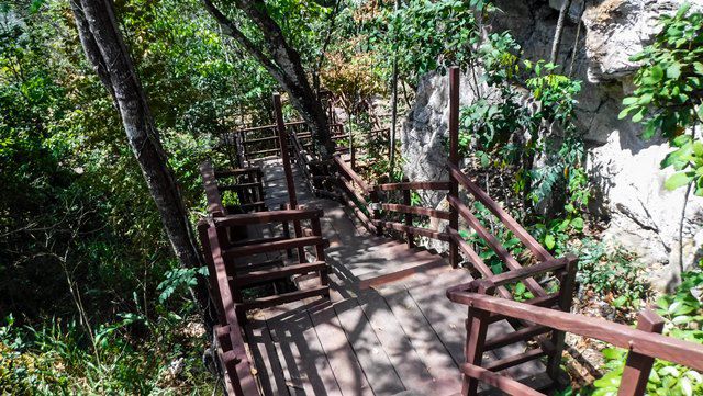 Estrutura de madeira para acesso à Cachoeira de São Romão