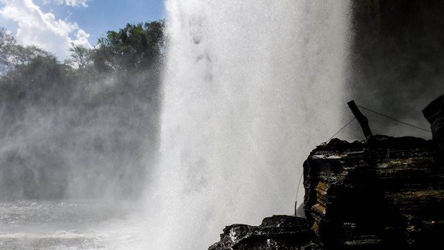 Vendo a Cachoeira de São Romão por trás