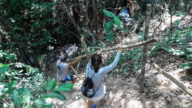 Descida íngreme até a Cachoeira do Talho