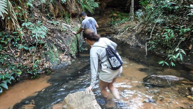 Caminhando pelo rio até a Cachoeira do Talho