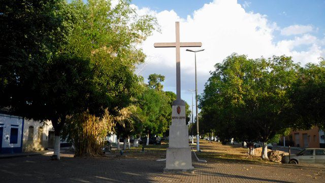 Cruzeiro, na praça em frente à igreja