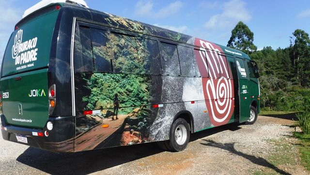 Ônibus que faz o transfer até o restaurante/trilhas