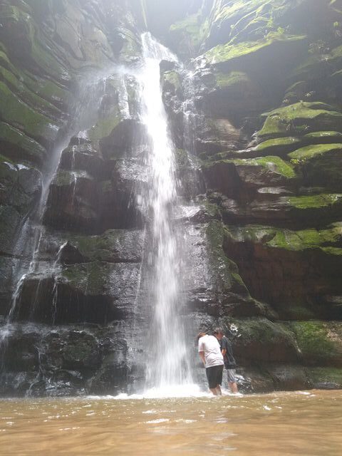 Apesar de a água estar bem fria, algumas pessoas se aventuram nela