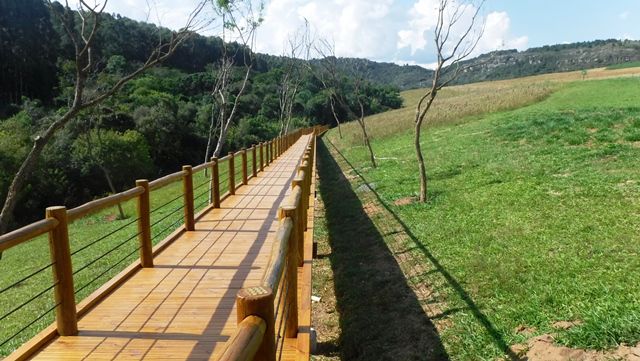 A trilha termina nessa ponte, que leva diretamente ao Centro de Visitantes