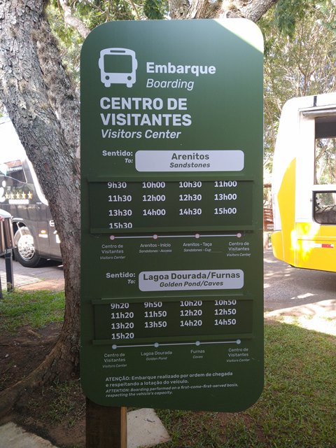 Placa indicativa com os horários dos ônibus