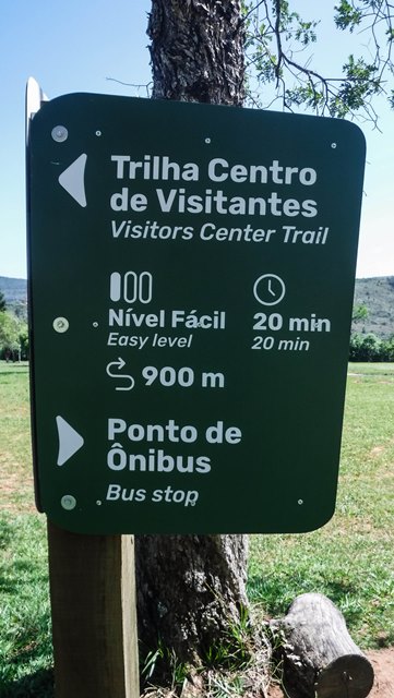 Placa com informações sobre a trilha
