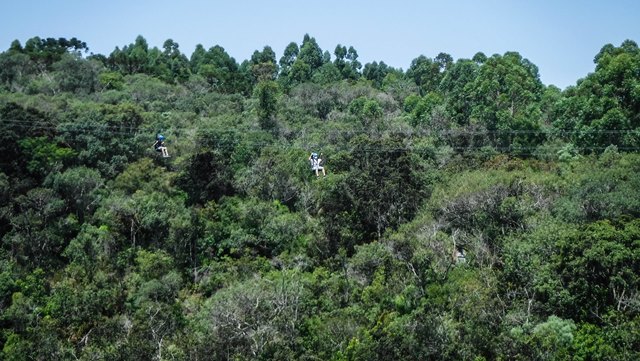 Tirolesa sobre Furnas