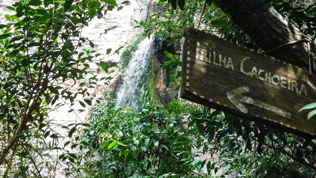 Algumas placas indicam o caminho para a cachoeira.