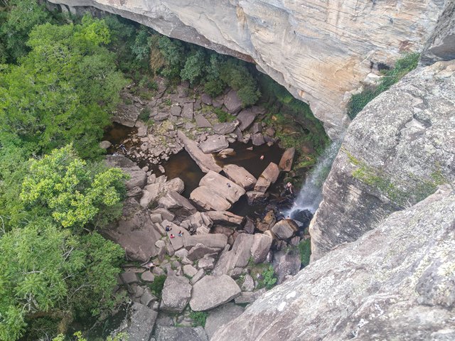 Por cima é possível ver as rochas logo após a queda d'água.