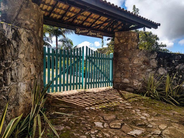 Foto da fachada da pousada, clicada na manhã após o dia de chegada