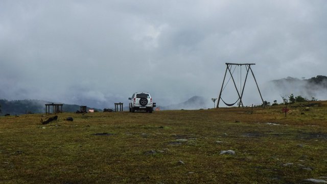 Ao lado da caminhonete, o balanço infinito