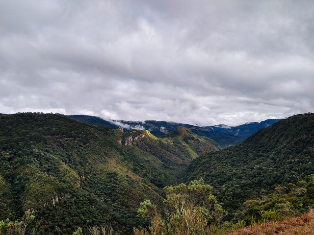 De repente as nuvens dissiparam e o cânion surgiu na nossa frente