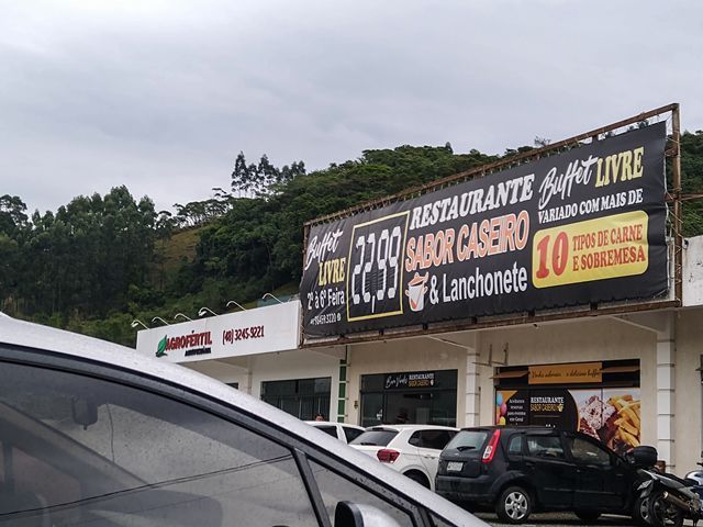 Almoço no caminho para Urubici.