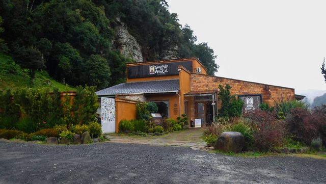 Bar Café Guardião do Avencal. Ao lado é possível avistar a cachoeira