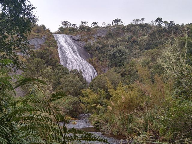 Em determinado ponto da trilha é possível ver a Cachoeira Véu de Noiva