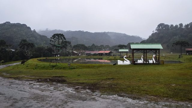Lago com pedalinhos no Parque Cascata do Avencal