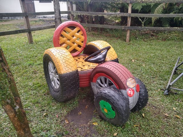 Objetos feitos com pneus - Eco Parque Véu de Noiva